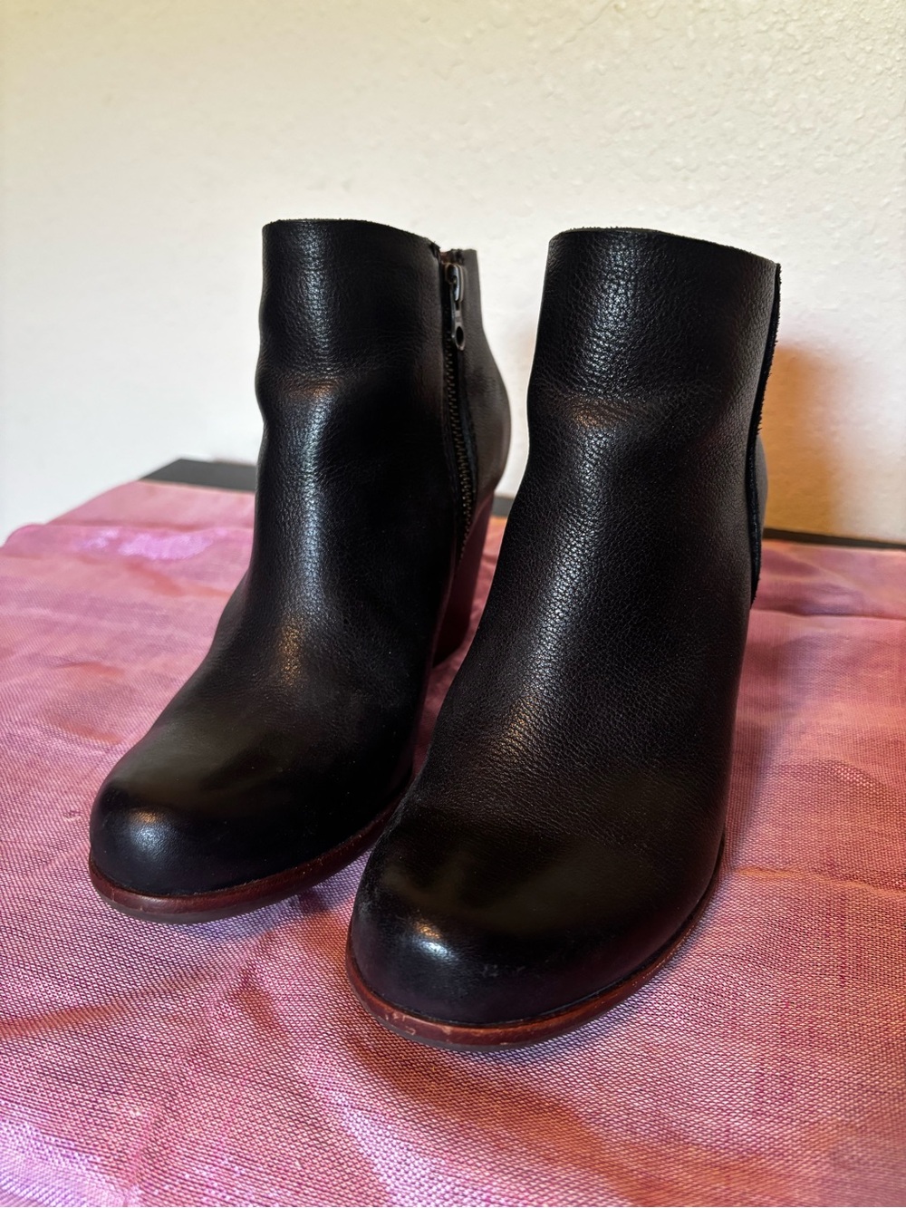 Kork-Ease Black Leather Side Zip Ankle Bootie Block Heel Size 6.5 EUC